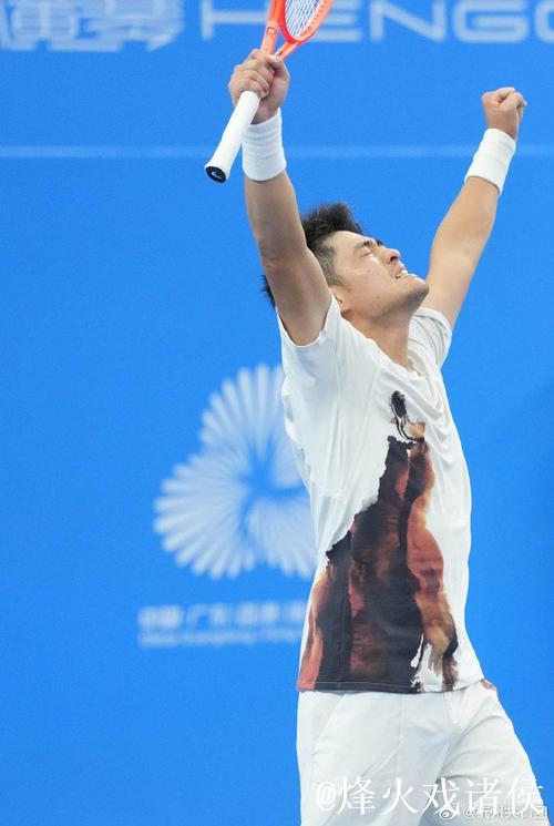 吴易昺2-1击败商竣程 首次闯入全运会网球男单决赛并夺冠 吴易昺2-1击败商竣程 首次闯入全运会网球男单决赛并夺冠