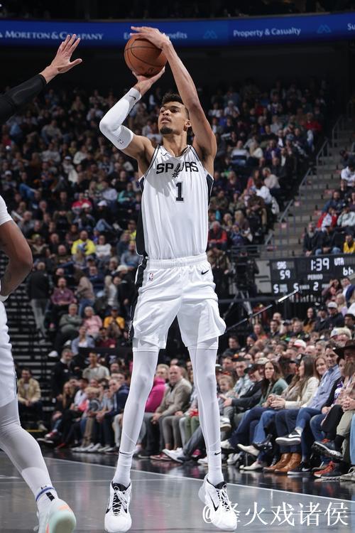 文班手感不佳5中1仅6分 马刺不敌雷霆 开拓者险胜快船 文班手感不佳5中1仅6分 马刺不敌雷霆 开拓者险胜快船